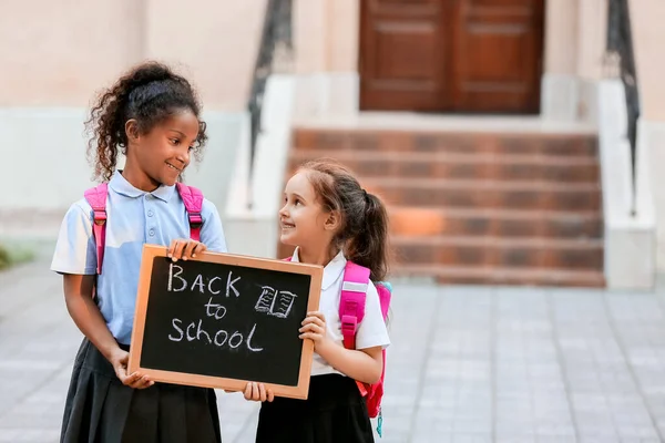 Chicas Lindas Sosteniendo Pizarra Con Texto Volver Escuela Aire Libre — Foto de Stock