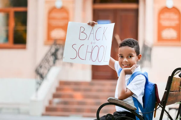 Lindo Niño Afroamericano Sosteniendo Cartel Con Texto Regresar Escuela Aire — Foto de Stock