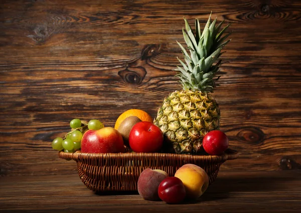 Mand Met Vers Fruit Houten Ondergrond — Stockfoto