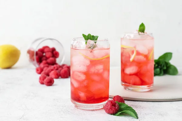 Óculos Com Limonada Framboesa Saborosa Fundo Leve — Fotografia de Stock