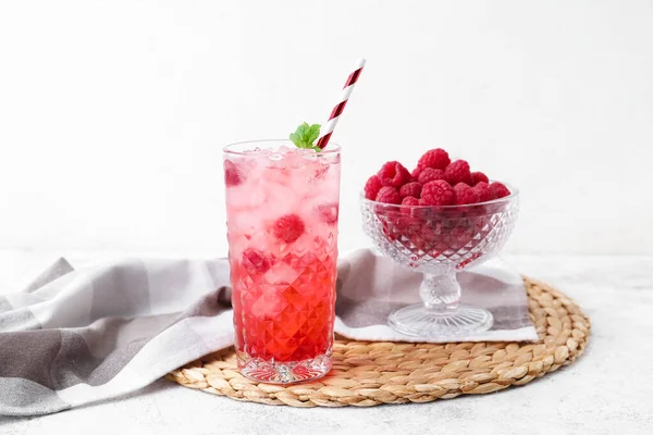 Glas Leckere Limonade Und Schüssel Mit Himbeere Auf Hellem Hintergrund — Stockfoto