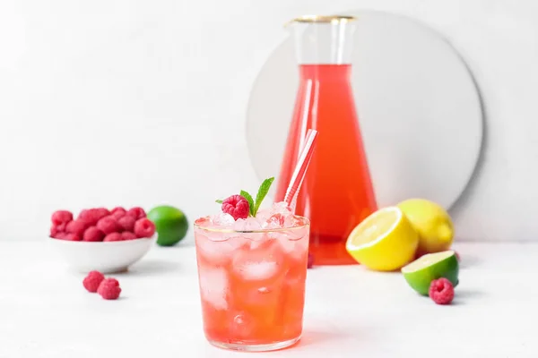 Glass Tasty Lemonade Bowl Raspberry Light Background — Stock Photo, Image