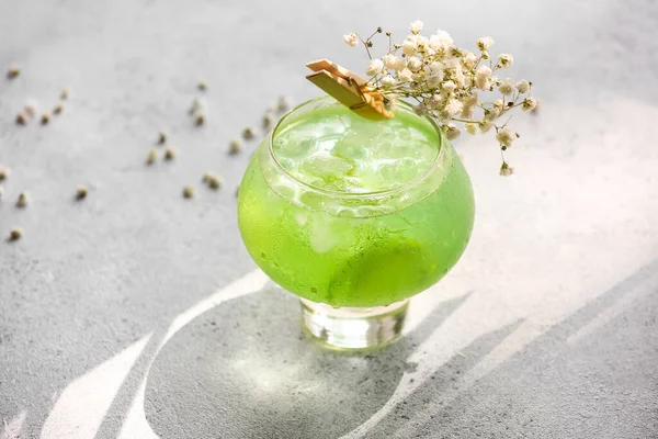 Glas Mit Leckerem Cocktail Und Schönen Zigeunerblumen Auf Hellem Hintergrund — Stockfoto
