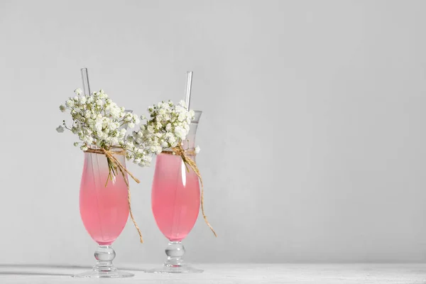 Glasses Tasty Cocktail Beautiful Gypsophila Flowers Light Background — Stock Photo, Image