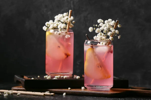 Bicchieri Con Gustoso Cocktail Bellissimi Fiori Gypsophila Sfondo Scuro — Foto Stock