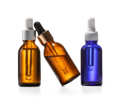 Beyaz arka planda kozmetik şişeleri