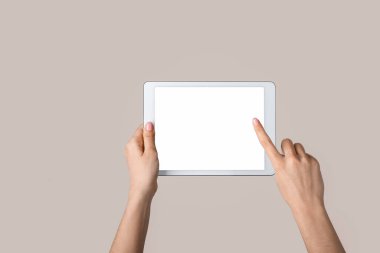 Arkaplanda tablet bilgisayar kullanan kadın