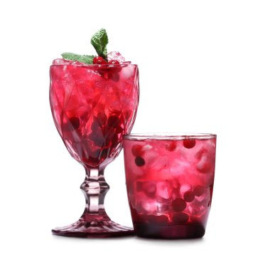 Beyaz arka planda taze kokteyller.