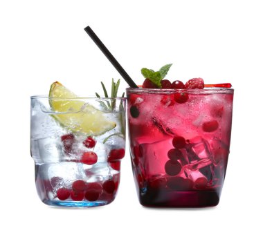 Beyaz arka planda taze kokteyller.