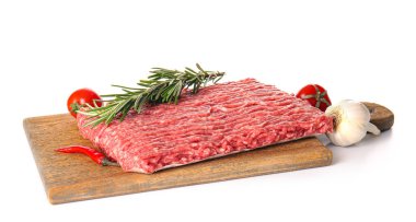 Tahta tahta tahta, beyaz arka planda taze et ve malzemeler var.