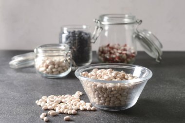 Koyu arkaplanda çiğ fasulye var.