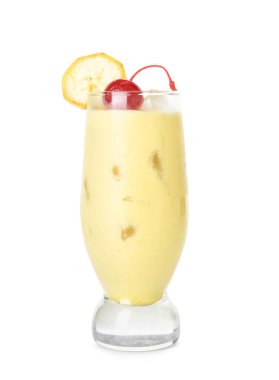 Beyaz arka planda muzlu kokteyl.