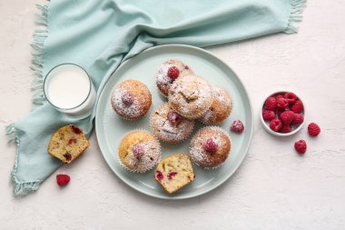 Lezzetli ahududulu çörekler ve açık arkaplanda bir bardak süt.