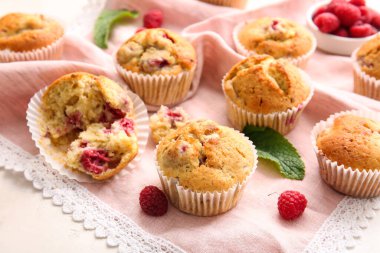 Hafif arkaplanda lezzetli ahududulu kekler, yakın plan.