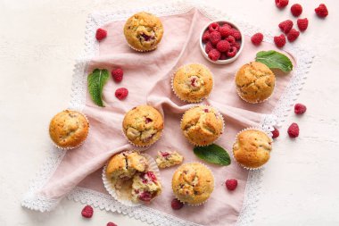 Hafif arkaplanda lezzetli ahududu kekleri