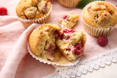 Kırık ahududulu kek arka planda, yakın plan.