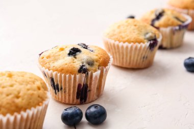 Hafif arkaplanda lezzetli yaban mersinli kekler, yakın plan.