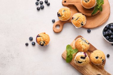 Hafif arkaplanda lezzetli yaban mersinli kek ve böğürtlenli kompozisyon