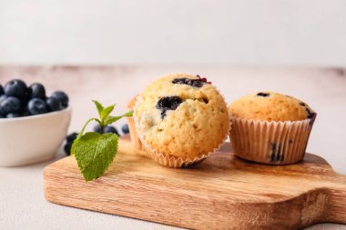 Lezzetli yaban mersinli çörekler masada.