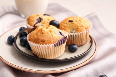 Masada lezzetli yaban mersinli kek tabağı.
