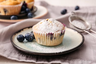Masada lezzetli yaban mersinli kek tabağı.