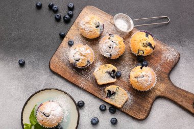 Lezzetli yaban mersinli kek ve böğürtlenli kompozisyon siyah beyaz arka planda