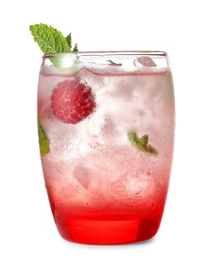 Beyaz arka planda lezzetli ahududulu limonata.