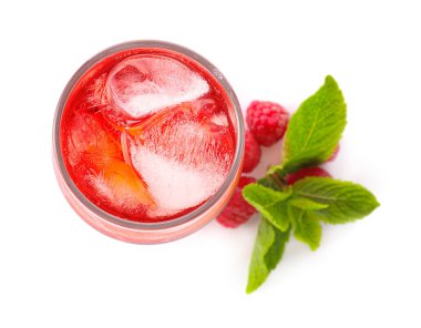 Beyaz arka planda lezzetli ahududulu limonata.