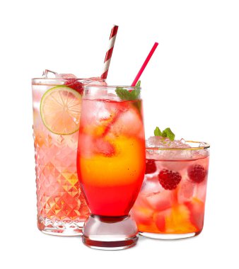 Beyaz arka planda lezzetli ahududu limonatalı bardaklar.