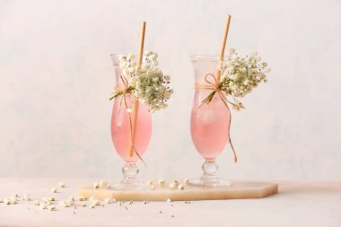 Lezzetli kokteylli bardaklar ve arka planda güzel çigila çiçekleri.