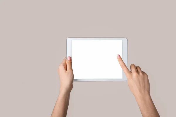 Woman Using Tablet Computer Color Background — Stock Photo, Image