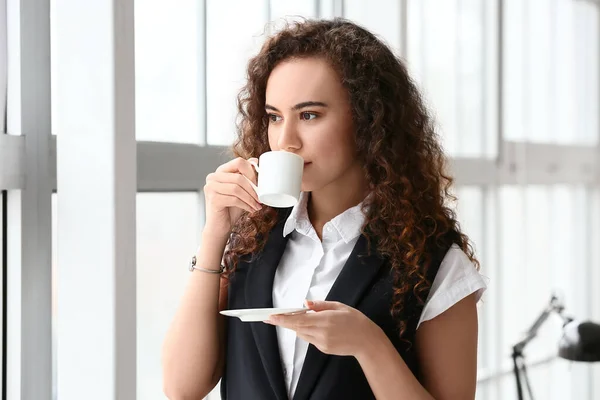 Mulher Bonita Bebendo Café Escritório — Fotografia de Stock