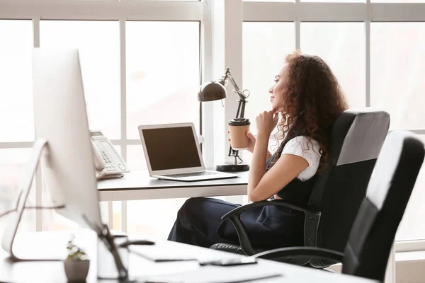 Hermosa Joven Con Taza Café Trabajando Oficina — Foto de Stock