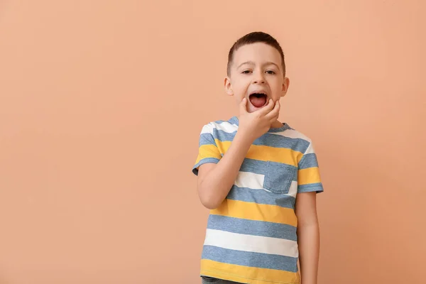 小さな男の子のトレーニングは 色の背景に文字を発音 — ストック写真