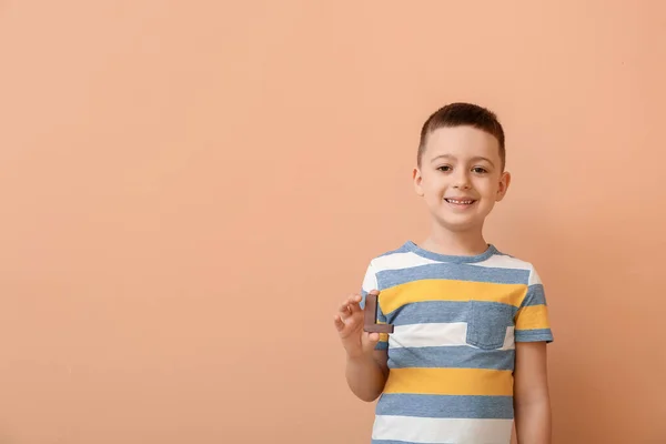 Menino Com Letra Fundo Cor — Fotografia de Stock