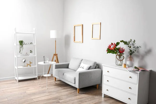 Modernes Zimmer Mit Kommode Sofa Und Protea Blumen — Stockfoto