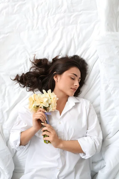 Jeune Femme Avec Beau Bouquet Fleurs Narcisse Couché Sur Lit — Photo