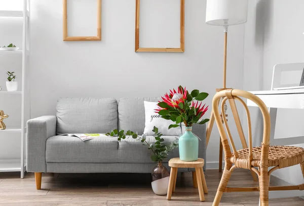 Mesa Con Flores Protea Sofá Interior Habitación —  Fotos de Stock