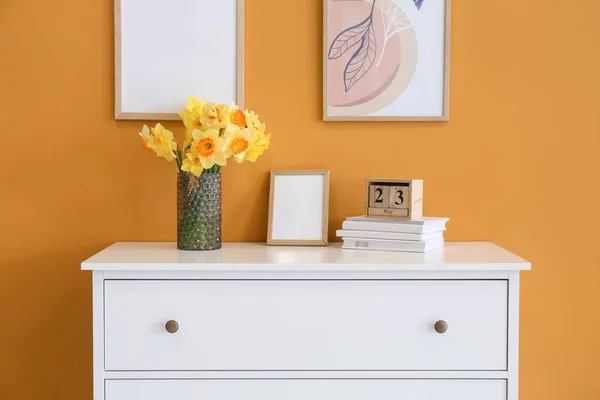 Vase Avec Fleurs Narcisse Livres Calendrier Sur Commode Dans Chambre — Photo