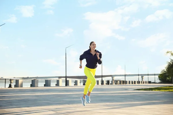 Giovane Donna Sportiva Che Corre All Aperto — Foto Stock