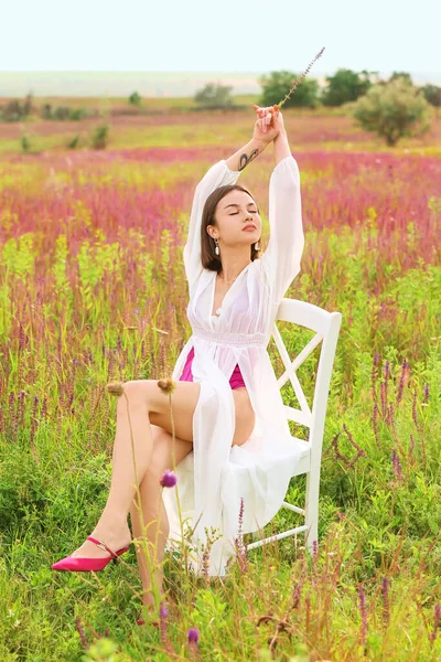 Çiçek Açan Alanda Dinlenen Güzel Genç Bir Kadın — Stok fotoğraf