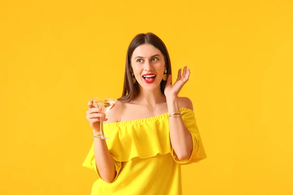 Hermosa Mujer Joven Con Cóctel Fondo Color — Foto de Stock