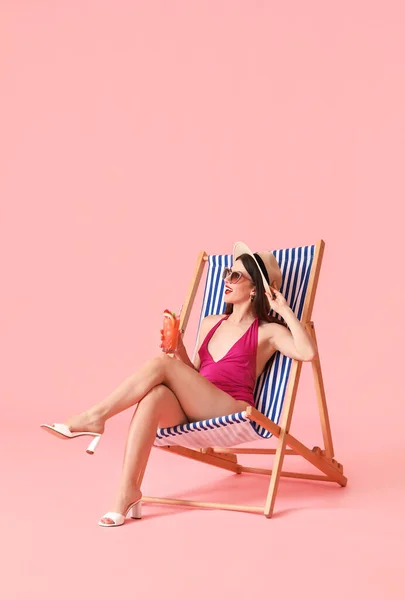 Renkli Arka Planda Iskemlede Oturmuş Kokteyl Içen Güzel Bir Kadın — Stok fotoğraf