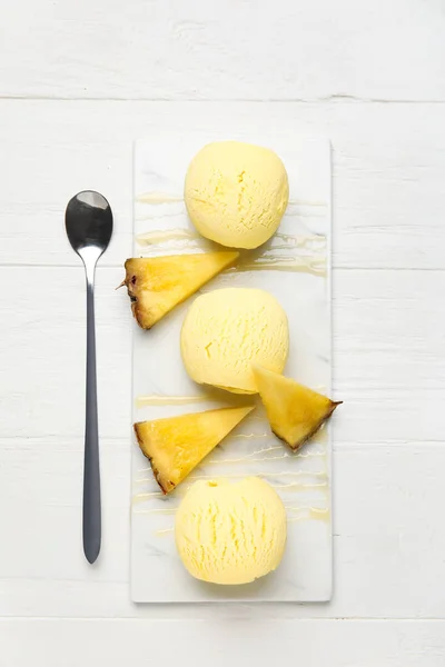 가벼운 배경에 맛있는 파인애플 아이스크림을 바른다 — 스톡 사진
