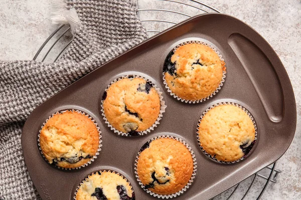 Bakblik Met Lekkere Bosbessen Muffins Lichte Ondergrond Close — Stockfoto