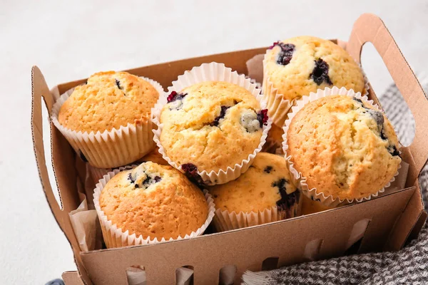 Scatola Con Gustosi Muffin Mirtilli Sfondo Chiaro — Foto Stock