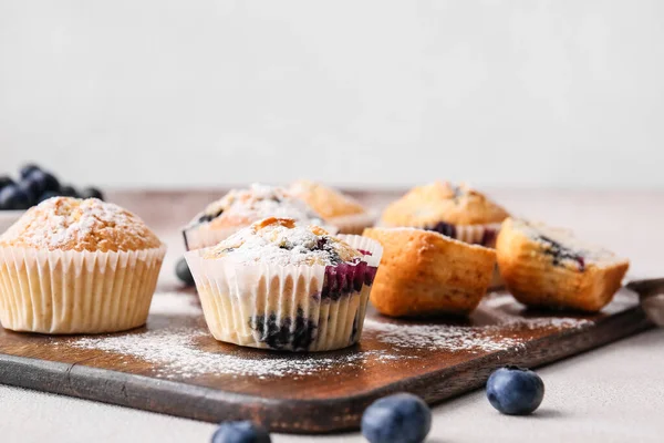 Board Tasty Blueberry Muffins Light Background Closeup — Stock Photo, Image