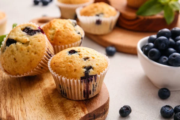 Leckere Blaubeer Muffins Und Beeren Auf Hellem Hintergrund Nahaufnahme — Stockfoto