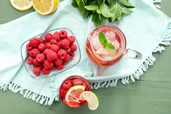 Copos Limonada Saborosa Boliche Com Framboesa Fundo Madeira Cores — Fotografia de Stock