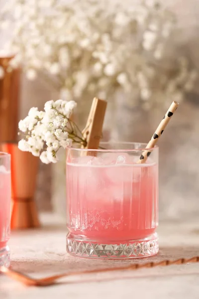 Glass Tasty Cocktail Beautiful Gypsophila Flowers Light Background — Stock Photo, Image